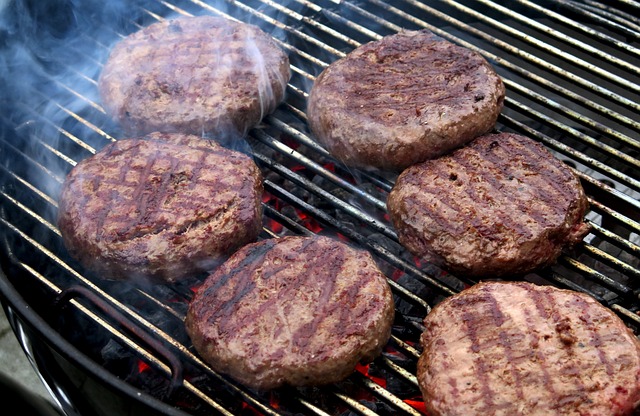 Grilltang eller grillhandske? Hvordan beskytter du bedst dine hænder under grillning